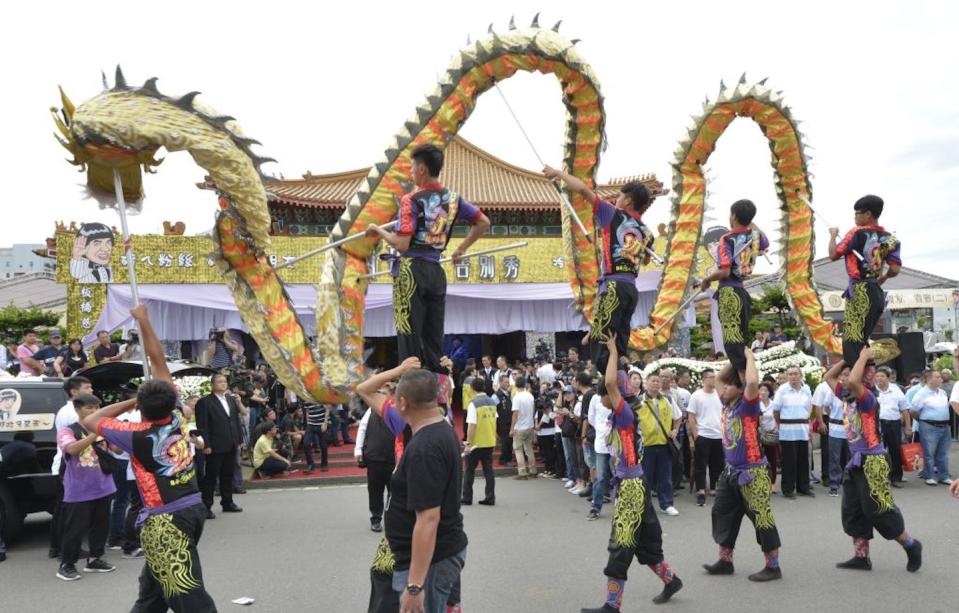 Dragon dancers perform during a funeral for Taiwanese TV star Chu Ke-liang in New Taipei City on June 20, 2017. <a href="https://www.gettyimages.com/detail/news-photo/dragon-dancers-perform-outside-a-funeral-hall-during-a-news-photo/698172402?adppopup=true" rel="nofollow noopener" target="_blank" data-ylk="slk:Sam Yeh/AFP via Getty Images;elm:context_link;itc:0;sec:content-canvas" class="link ">Sam Yeh/AFP via Getty Images</a>