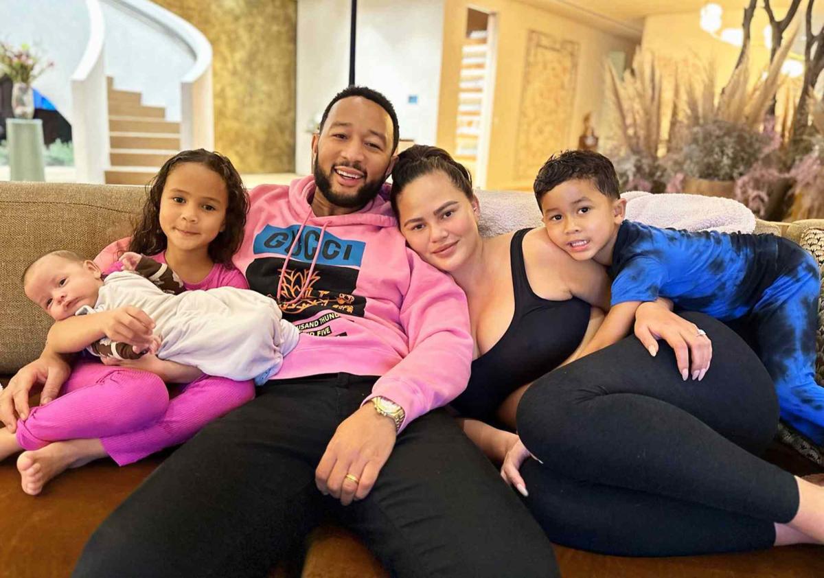 Chrissy Teigen e John Legend celebrano la loro prima Pasqua come famiglia di cinque persone in Italia