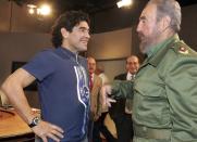 En esta foto de archivo del 27 de octubre de 2005, divulgada por la Agencia Nacional de Información del gobierno cubano, el presidente cubano Fidel Castro, a la derecha, se encuentra con la ex estrella del fútbol argentino Diego Maradona en el programa "Mesa Redonda" en La Habana, Cuba. Maradona ha fallecido de un paro cardíaco, el miércoles 25 de noviembre de 2020, en Buenos Aires. Tenía 60 años. (AIN/Ismael Francisco, vía AP)