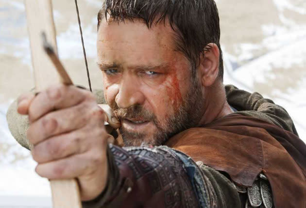 Russell Crowe maldijo después de que un presentador de la BBC sugiriera que los detalles de su acento de Robin Hood no parecían ingleses (AP)