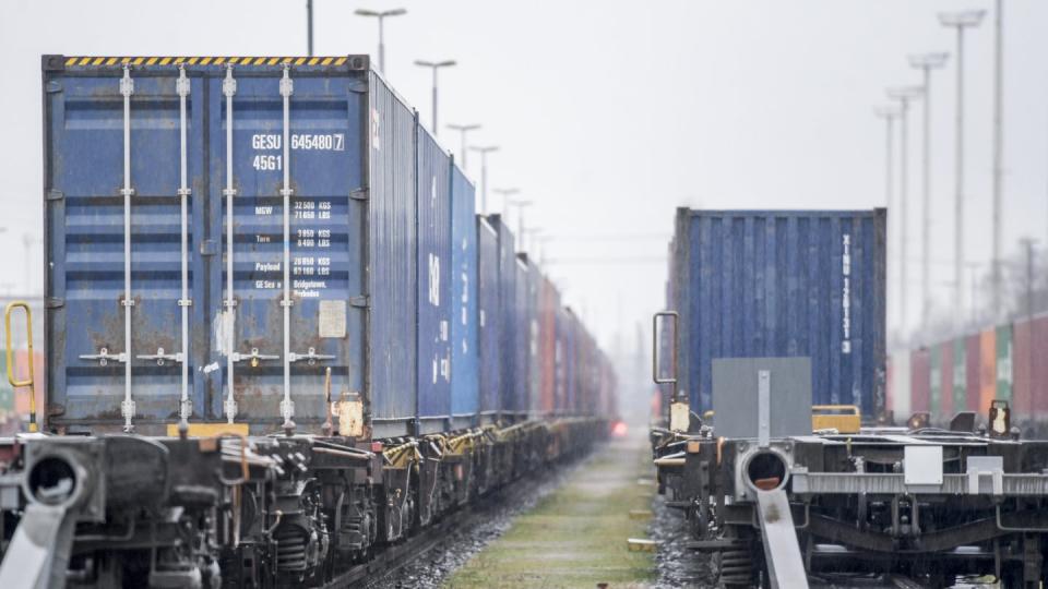 Container verschiedener Reedereien werden im Hamburger Hafen umgeschlagen.