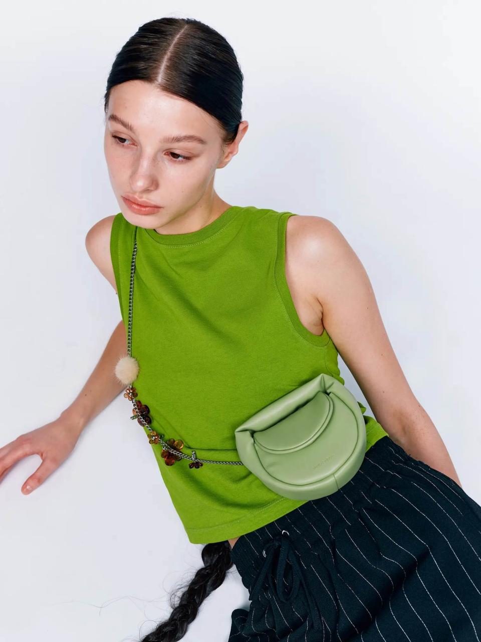 Flap Mug Bag Mini圓潤蓬鬆，NT$3,160圖片來源：Samo Ondoh官網