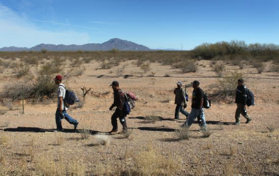 Indocumentados deambulan por el desierto en el territorio de la reservación Tohono O'odham en Arizona. (Getty Images)