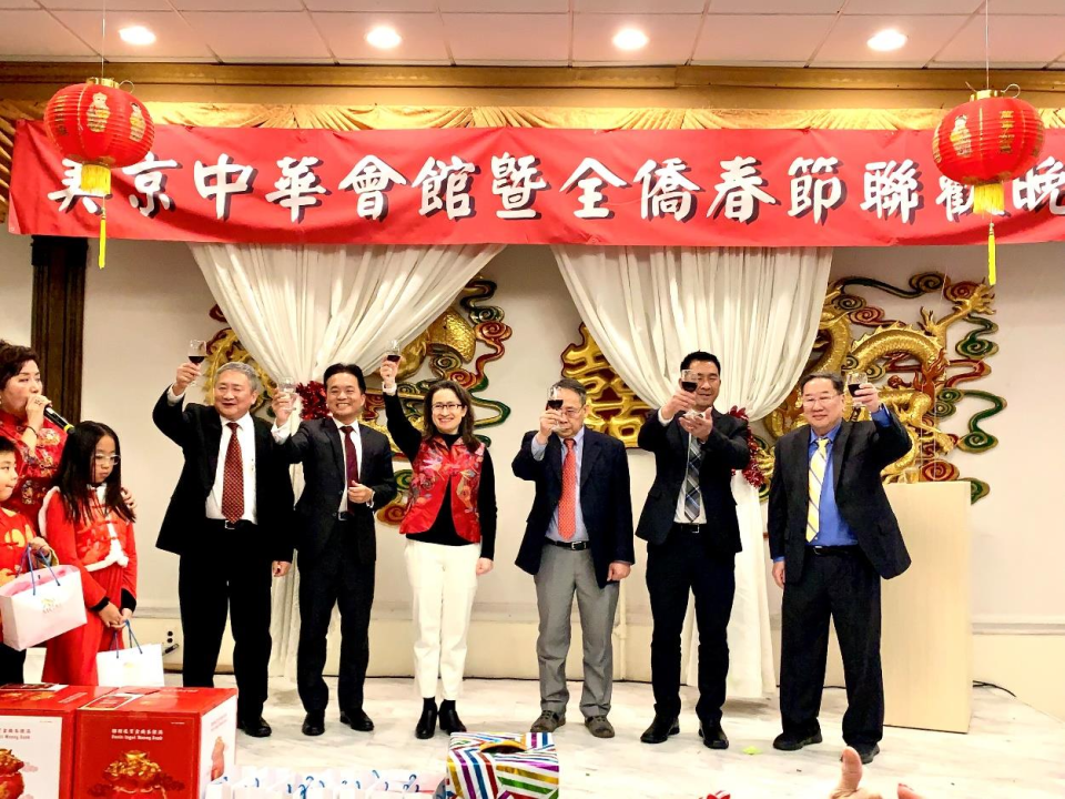 蕭美琴(左三)及中華會館主席等舉杯祝賀。(記者王稚融 / 攝影)