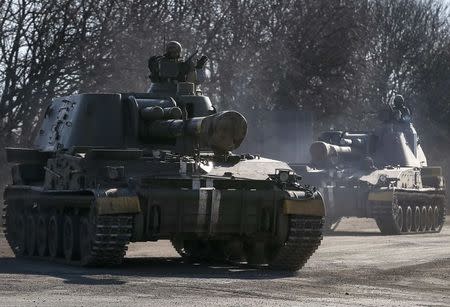 Self-propelled howitzers of the Ukrainian armed forces are seen near Artemivsk, eastern Ukraine, February 25, 2015. REUTERS/Gleb Garanich