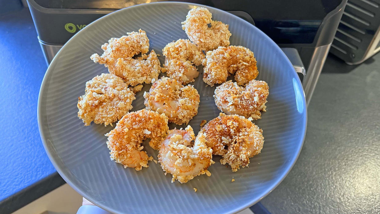  Cooked air fryer shrimp. 