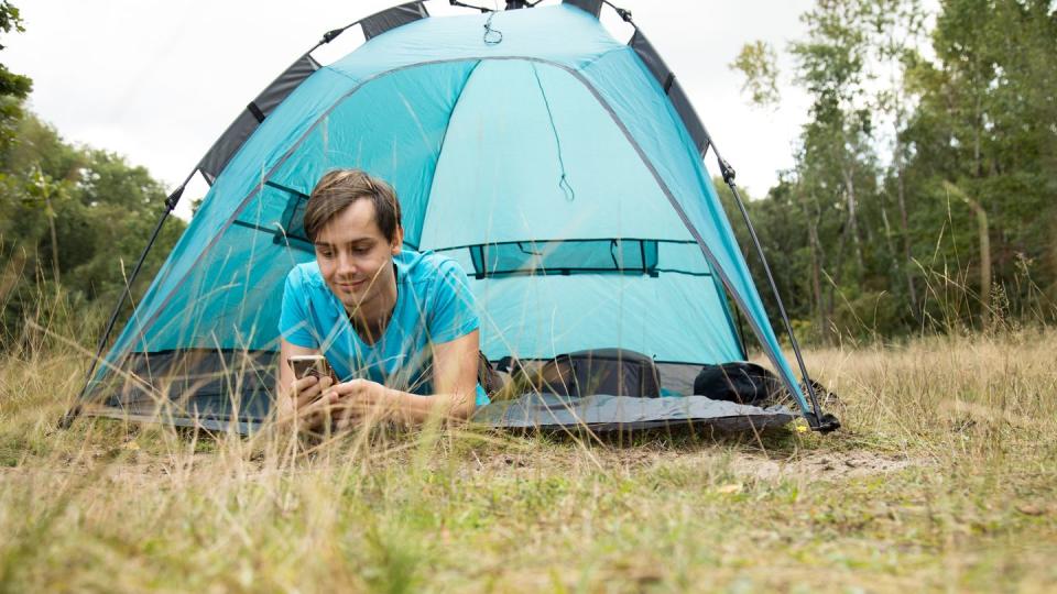 Das Aufstellen eines Zelts und das Übernachten darin außerhalb von ausgewiesenen Campingplätzen ist in der Regel nicht erlaubt (Bild: dpa).