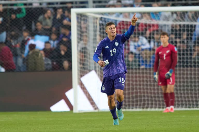 Gino Infantino, de Rosario Central, marcó el segundo gol para la selección argentina, que vistió de violeta