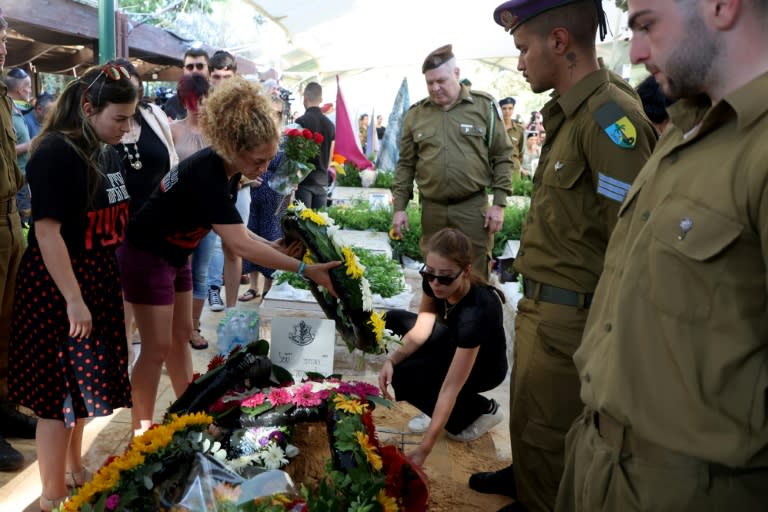 Unos amigos del soldado Kiril Brodski, de 19 años, muerto en el ataque de Hamás del 7 de octubre de 2023 y cuyo cuerpo fue recuperado, lo despiden en un funeral en el Cementerio Militar de Tel Aviv el 25 de julio de 2024 (Gil Cohen-Magen)