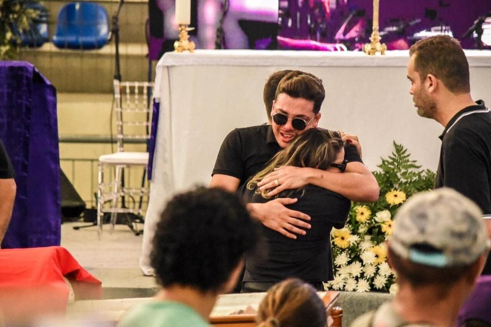 O cantor abraçado aos familiares de GD (Foto: Steven Ellison/Brazil News)