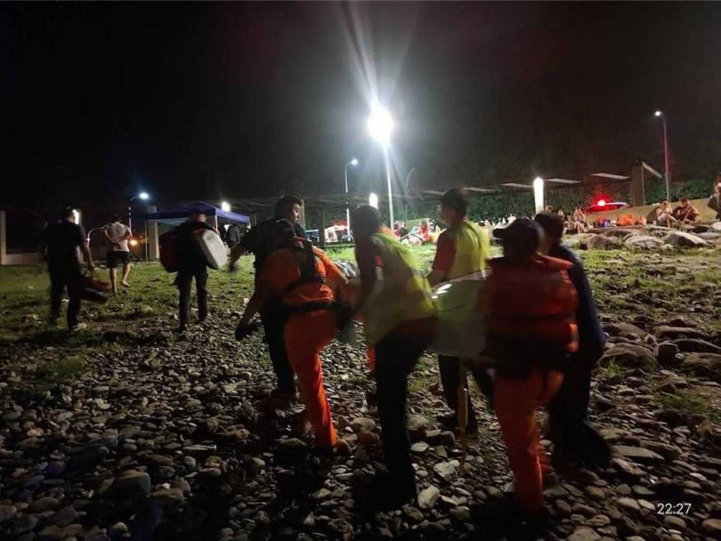 昨日晚上近10時，2名年輕人在宜蘭縣蘇澳鎮豆腐岬海邊閒晃丟石頭，突然發現1具浮屍飄上岸，嚇得趕緊報警。（圖／北部分署第一岸巡隊提供）