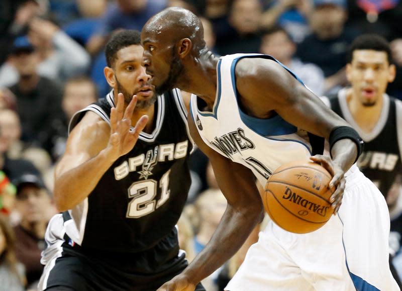 NBA傳奇球星「狼王」Kevin Garnett對抗「石佛」Tim Duncan。（圖／美聯社／達志影像）