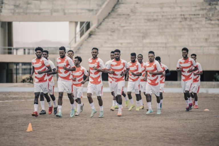 Les joueurs du Mekelle 70 Enderta s'échauffent avant un match contre l'équipe du Raya Azebo au stade de Mekelle, le 25 mai 2024 à Mekele, en Ethiopie (Amanuel Sileshi)