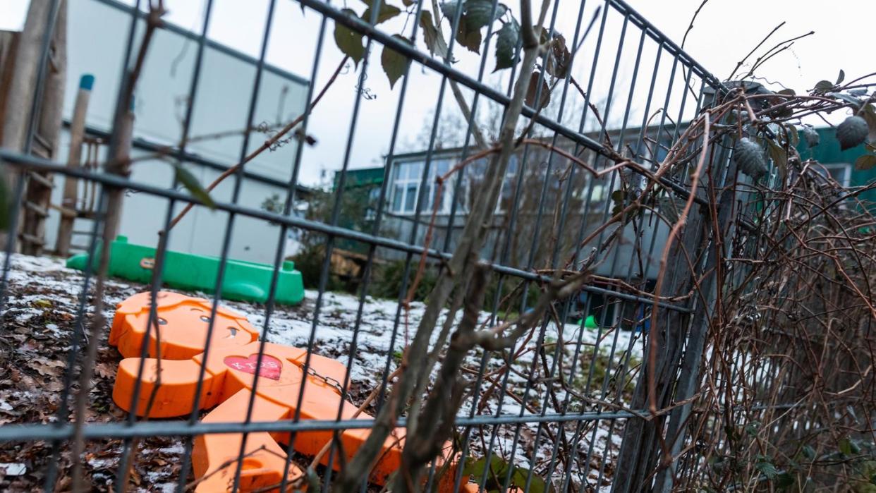 Ein oranger Plastikaufsteller liegt im Spielbereich der Kita in Freiburg. Zwei Kinder aus der Notbetreuung der Einrichtung wurden mit einer Virusmutation infiziert.