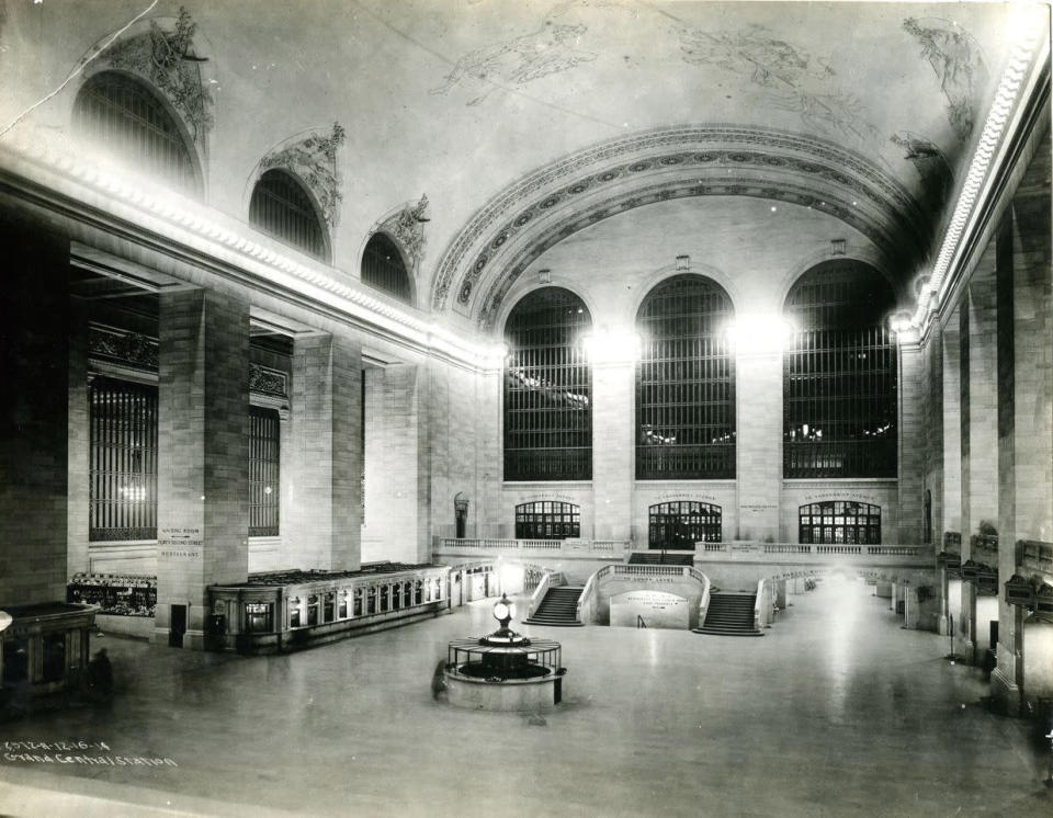 Main concourse from the East balcony, facing west, 1914. (Courtesy of MTA/Metro-North Railroad)