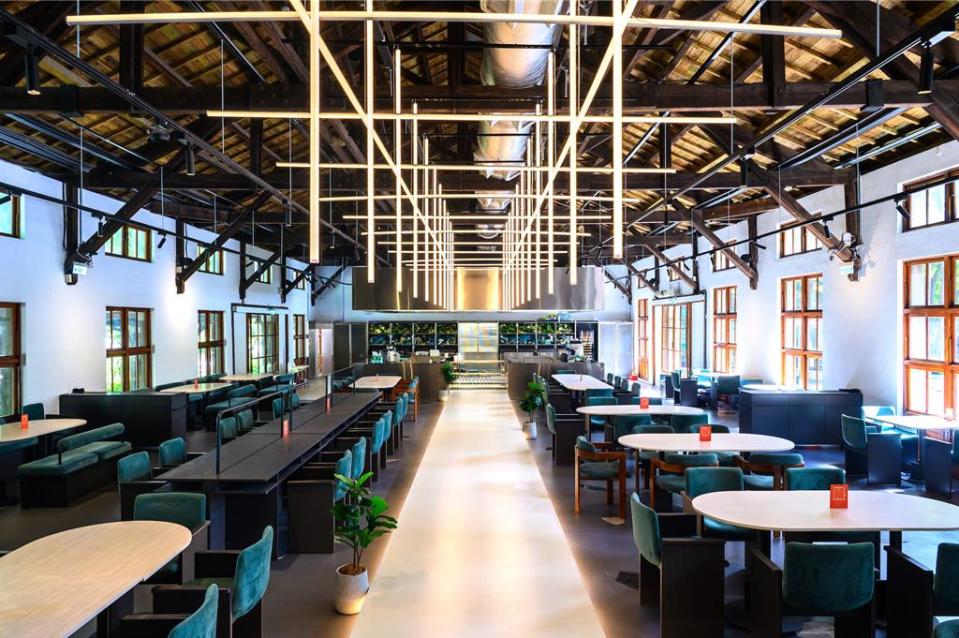 雄獅集團餐飲新品牌「gonna＋」，以金屬建材、開放式廚房、T型展台，打造舒適的用餐空間。圖／goona＋提供