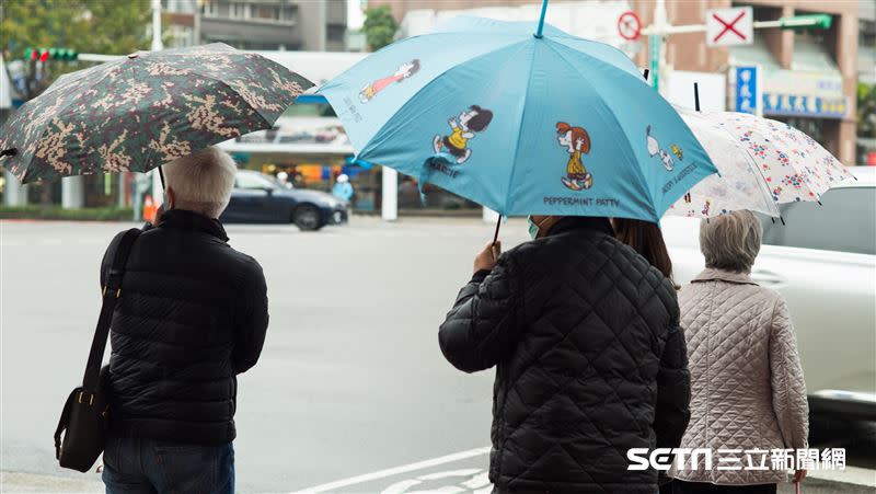 今日北台灣轉濕涼，出門要攜帶雨具。（圖／記者陳弋攝影）