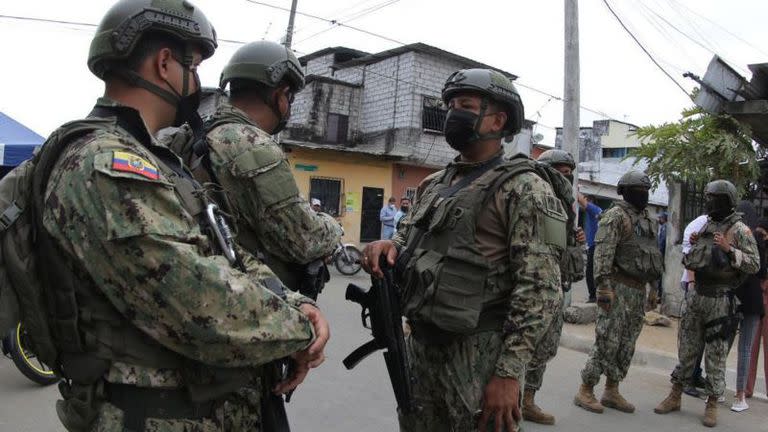 Ecuador se convirtió en el último país latinoamericano en autorizar el porte de armas para la defensa personal como respuesta a la escalada del crimen en el país