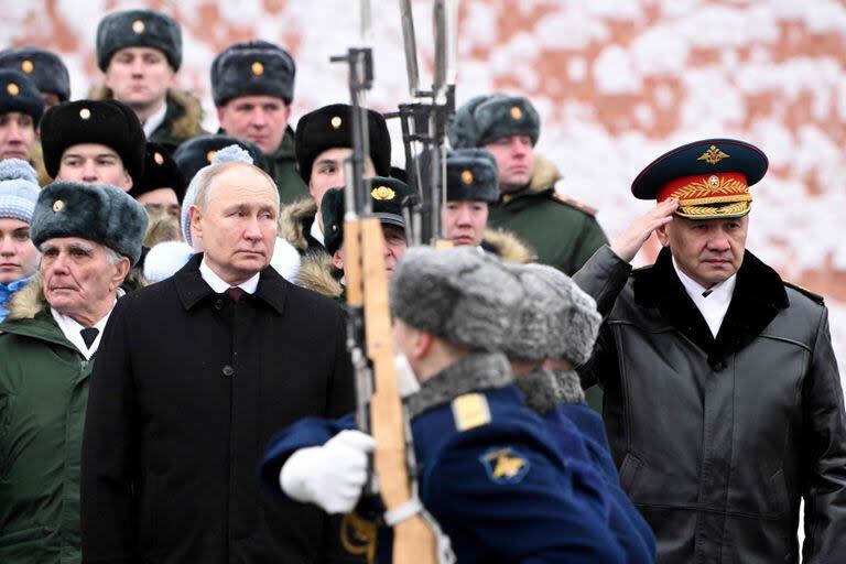 Vladimir Putin, acompañado por el ministro de Defensa, Sergei Shoigu, asiste a una ceremonia de colocación de ofrenda floral en la Tumba del Soldado Desconocido junto al muro del Kremlin para conmemorar el Día del Defensor de la Patria. en Moscú el 23 de febrero de 2024