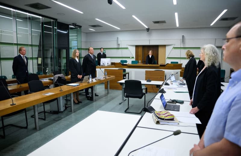 Chairman Barbara Lueders (C) and the litigants are in the courtroom before the start of the trial against tennis player Zverev for assault at the Tiergarten court.  A trial in Berlin against Alexander Zverev for assault ended without a verdict on Friday, just hours before his semi-final at the French Open.  Bernd von Jutrczenka/dpa