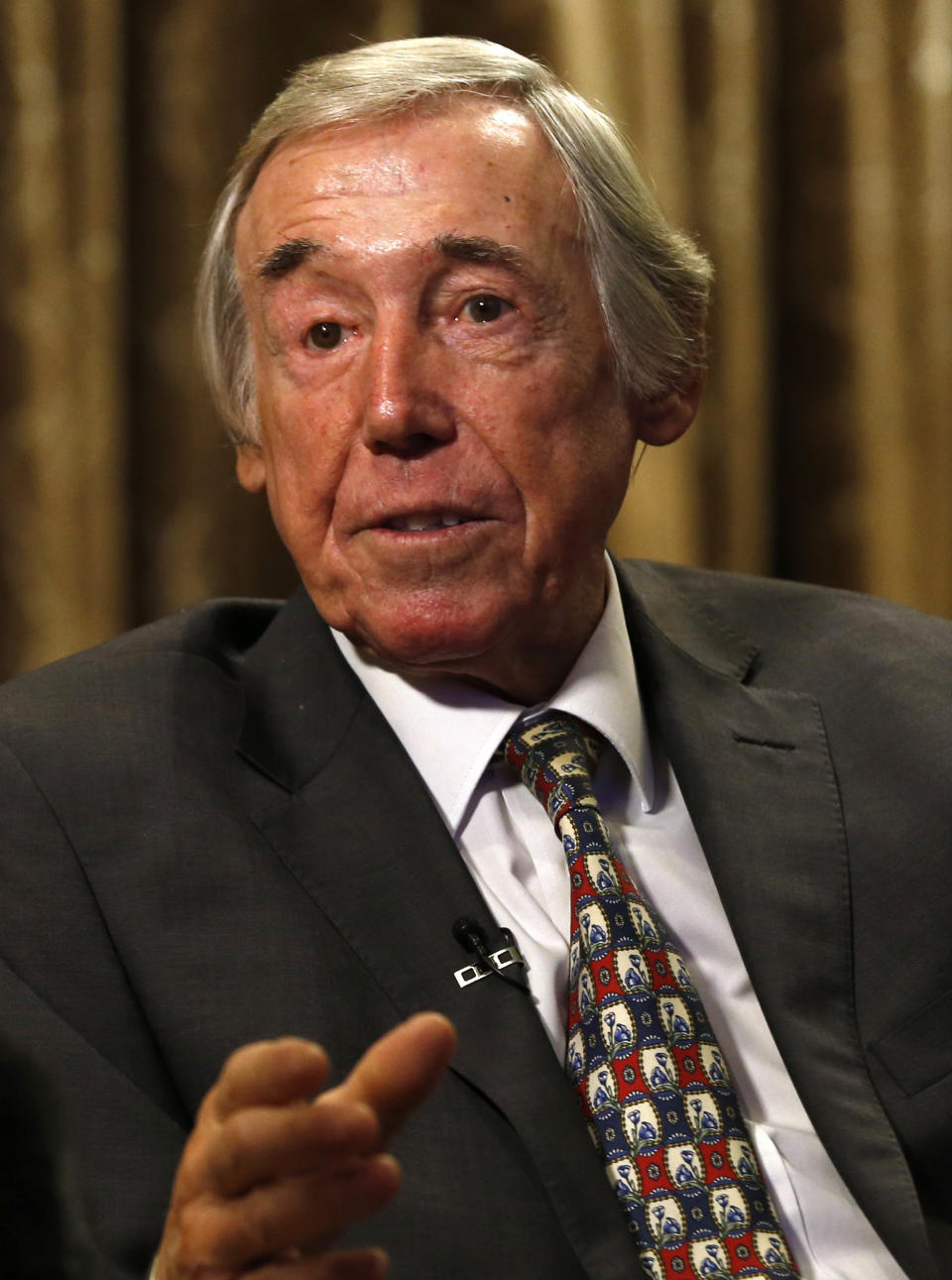 FILE - In this Tuesday, Jan. 5, 2016 file photo former England goalkeeper Gordon Banks talks to the media at the Royal garden Hotel in London. English soccer club Stoke said Tuesday Feb. 12, 2019 that World Cup-winning England goalkeeper Gordon Banks has died at 81. (AP Photo/Alastair Grant, File)