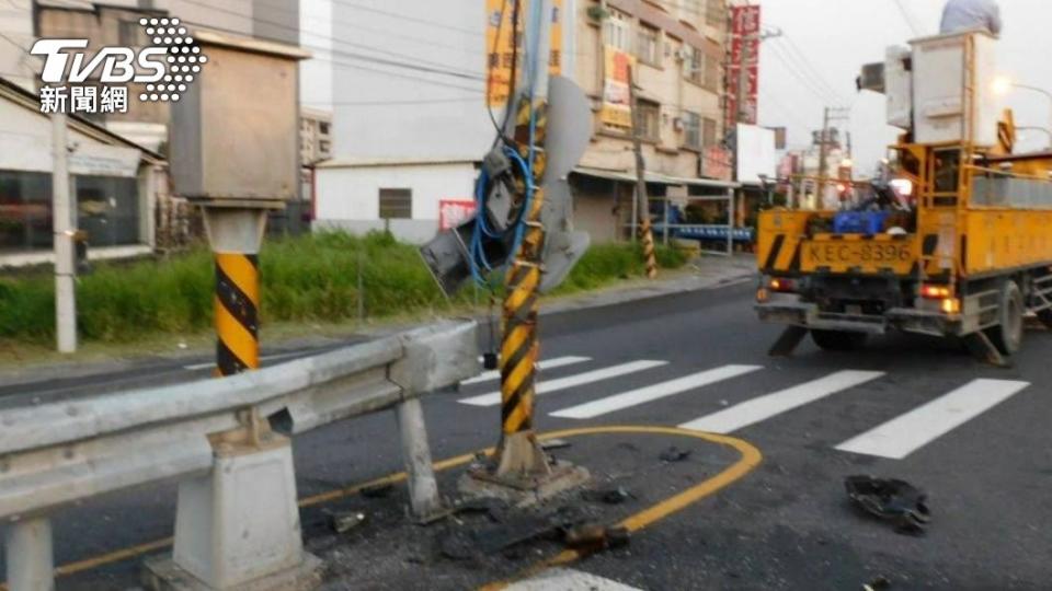 26歲陳姓偵查佐酒駕自撞安全島。（圖／警方提供）