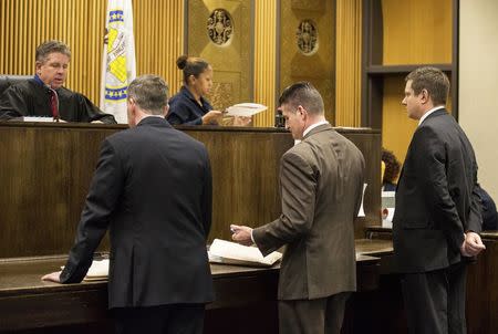 Chicago police Officer Jason Van Dyke (R), attends a court hearing with his attorney Daniel Herbert, (center), at Leighton Criminal Court Building in Chicago, Illinois December 18, 2015. REUTERS/Zbigniew Bzdak/Pool