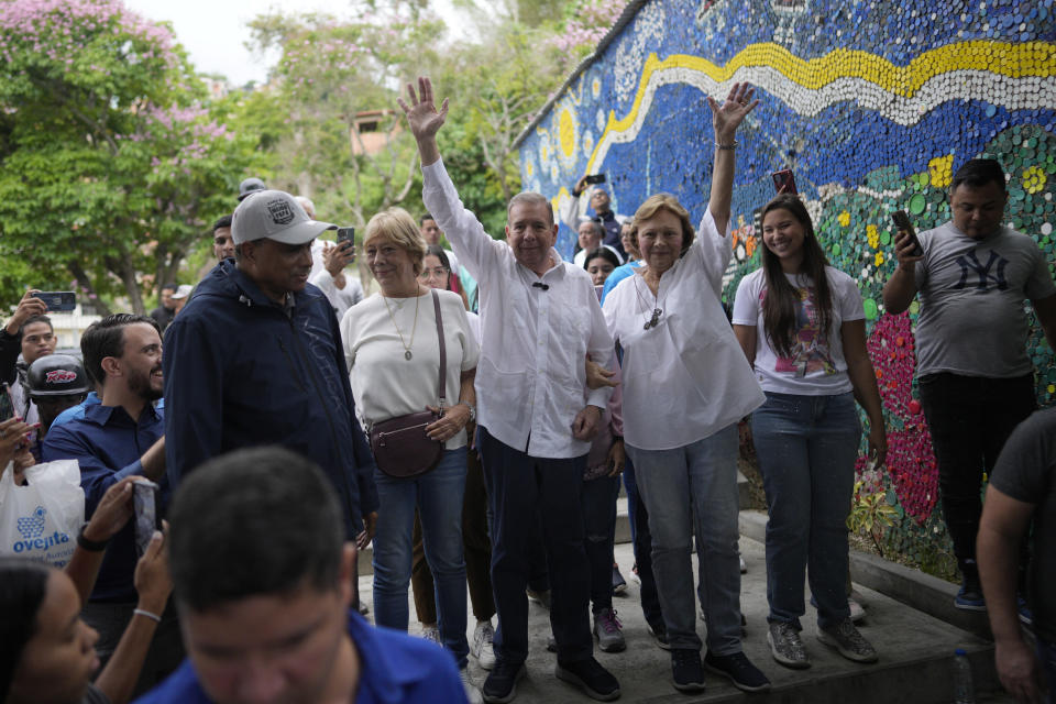 ARCHIVO - El candidato presidencial de la oposición venezolana Edmundo González Urrutia y su esposa Mercedes López saludan a sus partidarios durante un mitin de campaña en el municipio Hatillo de Caracas, Venezuela, el miércoles 19 de junio de 2024. Las elecciones presidenciales de Venezuela están programadas para el 28 de julio. (AP Foto/Ariana Cubillos, Archivo)