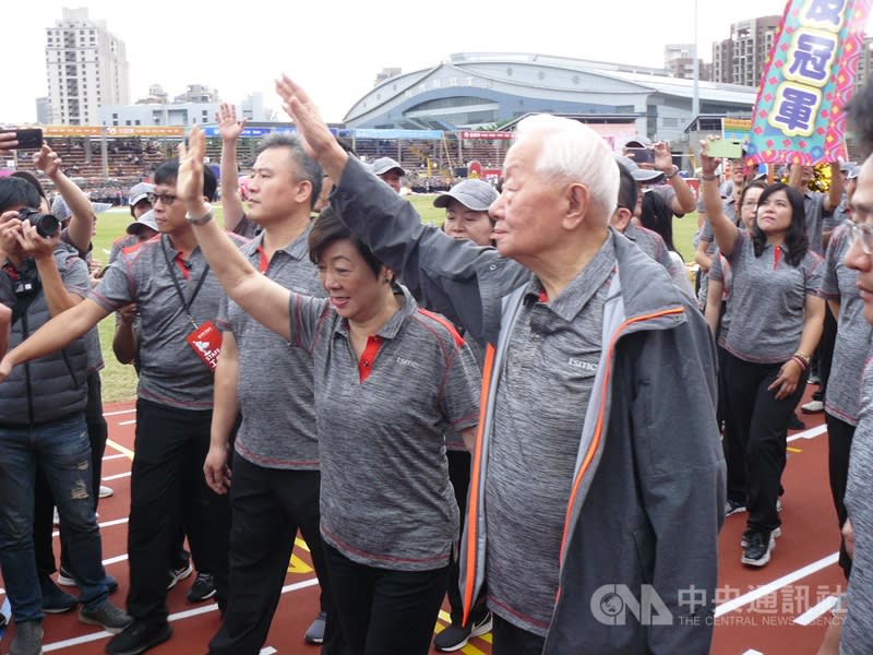 台積電創辦人張忠謀（右）在退休後首度出席台積電運動會，與夫人擔任神秘嘉賓，向台積電員工揮手致意。（中央社）