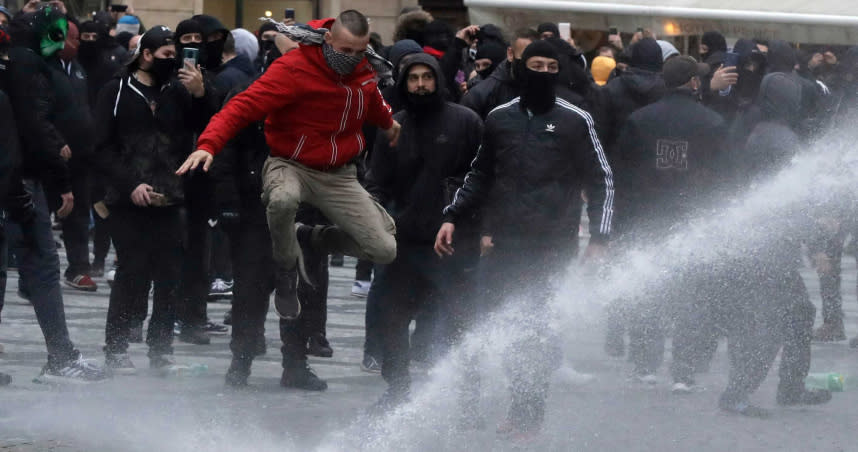 由於民眾不滿政府的防疫措施，捷克布拉格老城廣場爆發千人抗議，當地警方以水砲驅離抗議民眾。（圖／達志／美聯社）