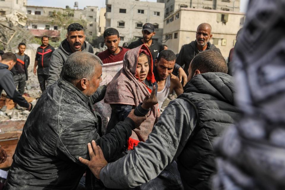 Palestinian citizens carry out search and rescue operations in the destruction caused by Israeli air strikes on December 07, 2023 in Khan Yunis, Gaza (Getty Images)