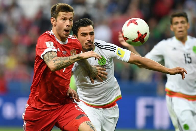 Russia forward Fedor Smolov (L) vies for the ball against Mexico defender Diego Reyes during the 2017 Confederations Cup group A match in Kazan on June 24, 2017