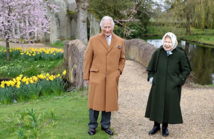 El príncipe Carlos e Isabel II
