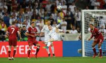 <p>Gareth Bale stuns Liverpool with a brilliant overhead kick to make it 2-1 </p>