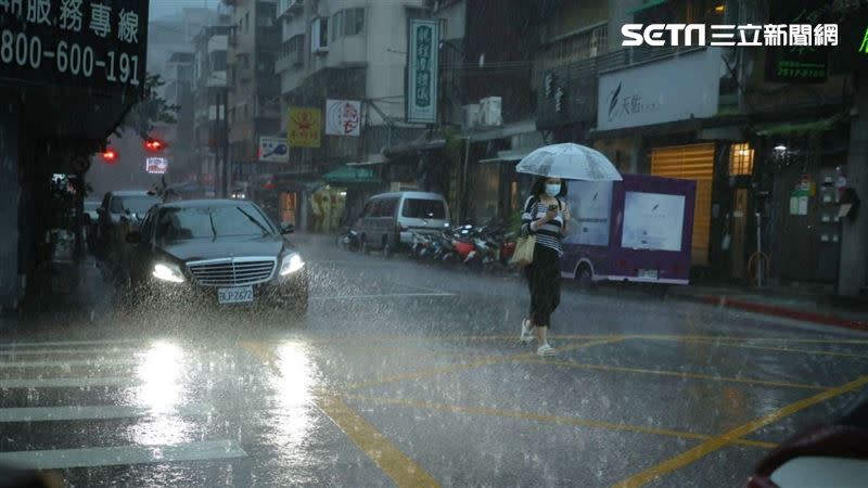 小犬颱風帶來驚人雨勢。（圖／記者邱榮吉攝影）