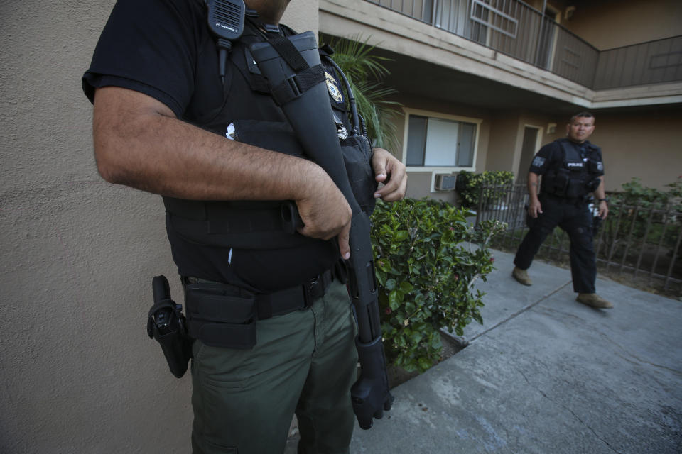 ICE agents carry out a raid to apprehend undocumented immigrants in Riverside, California, last year. (Photo: Irfan Khan/Los Angeles Times via Getty Images)