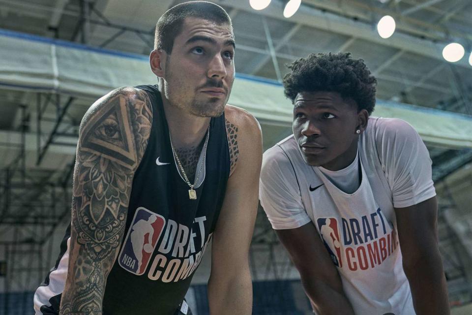 HUSTLE. (L-R) Juancho Hernangomez as Bo Cruz and Anthony Edwards as Kermet Wilts in Hustle. Cr. Scott Yamano/Netflix © 2022.