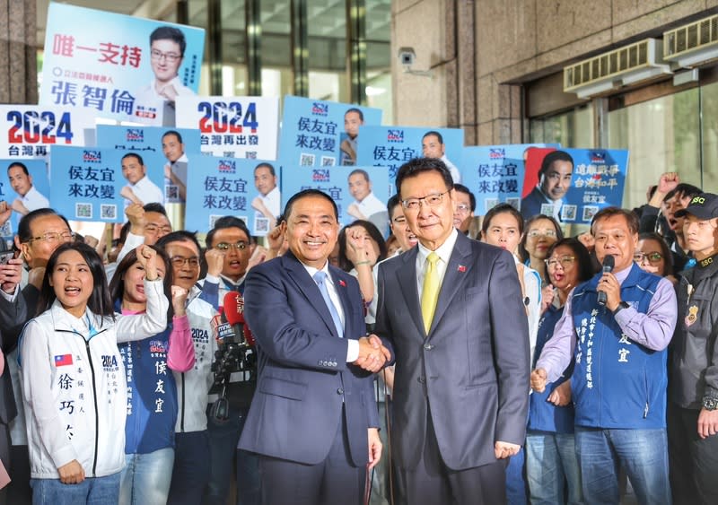 國民黨24日宣布副總統參選人為中廣董事長趙少康（前右），藍白合確定破局。圖為國民黨總統參選人侯友宜（前左）與趙少康一同前往中選會登記參選。（中央社）