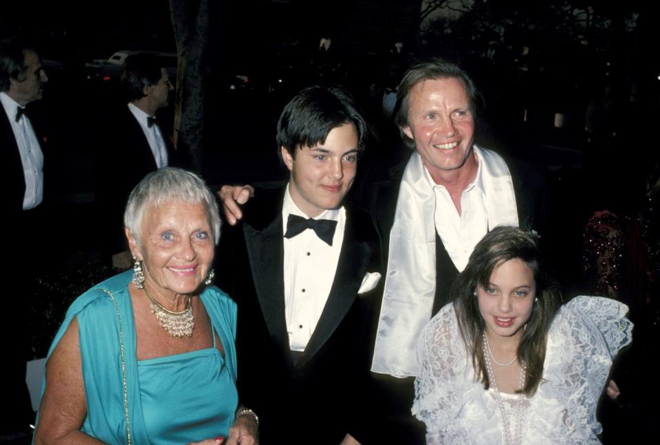 <p>Smiling with her father, brother, and grandmother at the 1986 Academy Awards. </p>