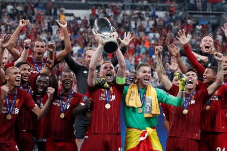 Foto del miércoles del capitán de Liverpool, Jordan Henderson, celebra con sus compañeros la obtención de la Supercopa de Europa