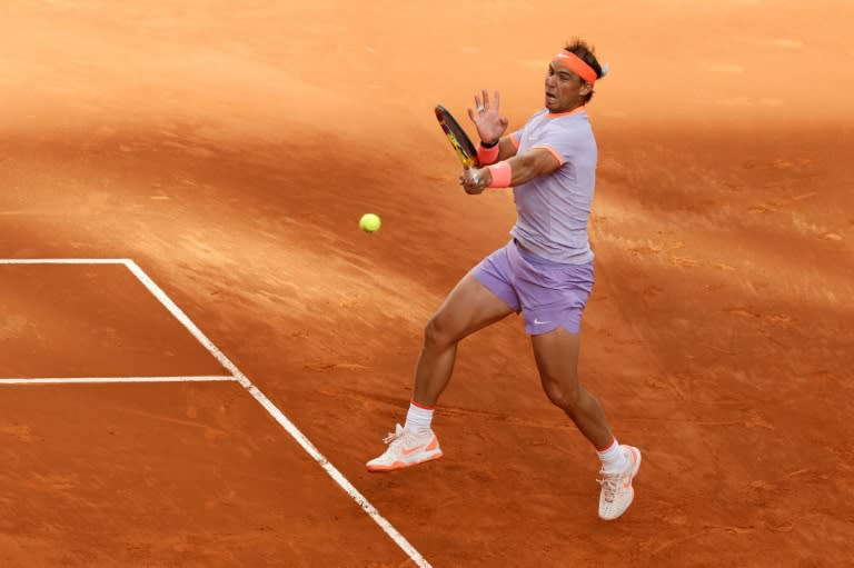 El tenista español Rafael Nadal le devuelve una bola al estadounidense Darwin Blanch en un partido del torneo de Madrid, el 25 de agosto de 2024 (Óscar del Pozo)
