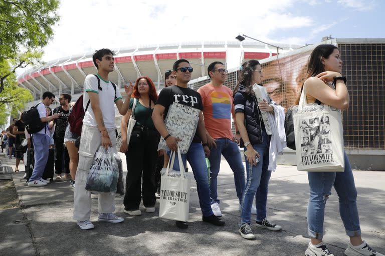 Fans de Taylor Swift con sus bolsos