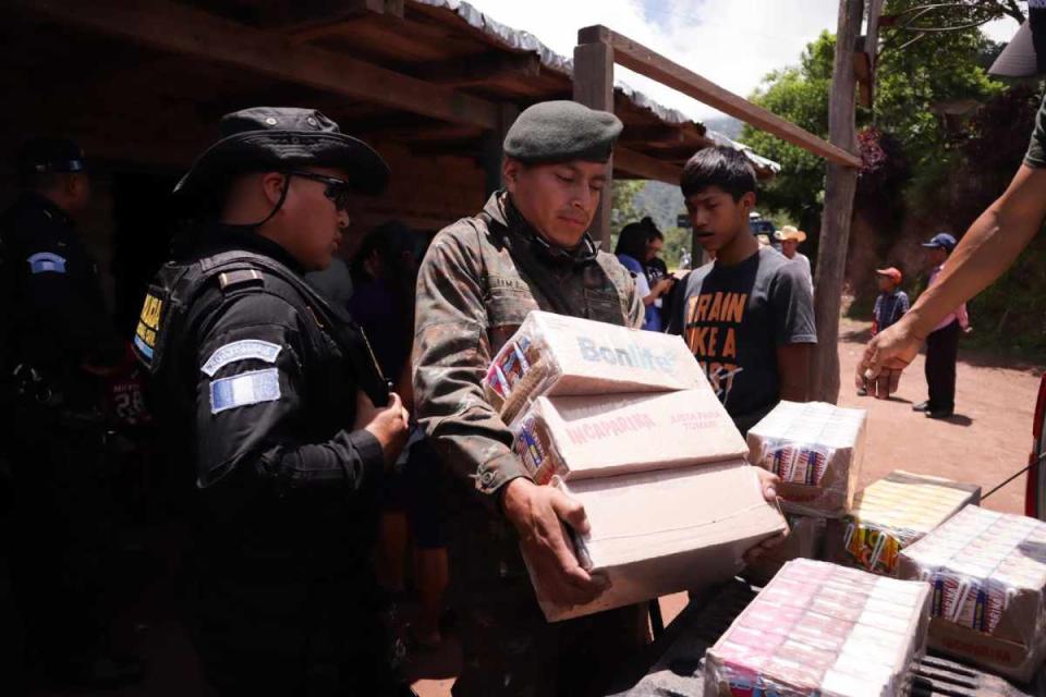 Entrega de víveres para los pobladores de Chiapas que se encuentran en Guatemala. Foto: Cuartoscuro