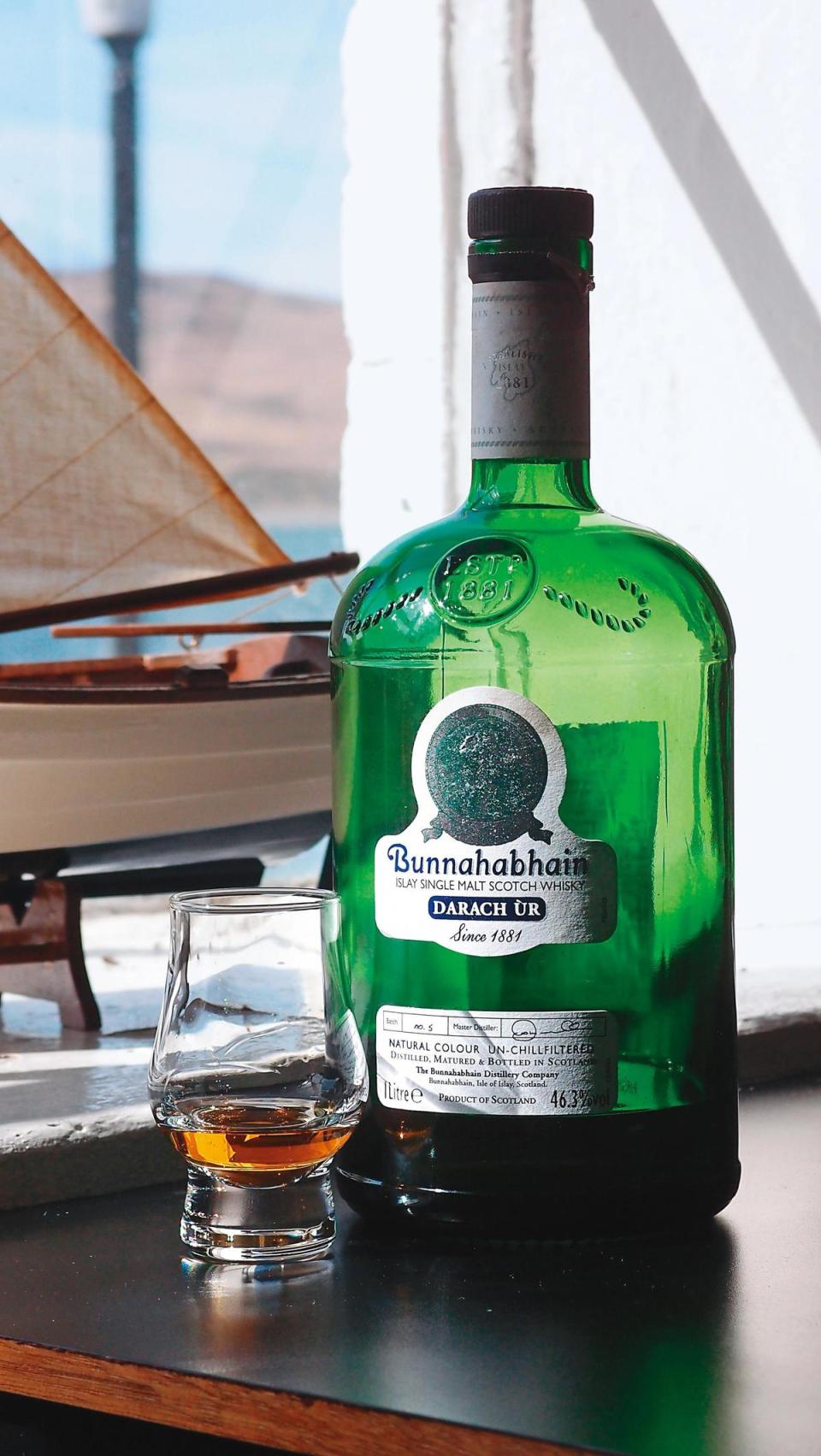 雖有布納哈本生產無泥煤威士忌，不過布納哈本的酒廠限定版或IB，還是可找到滿滿泥煤味的酒款。