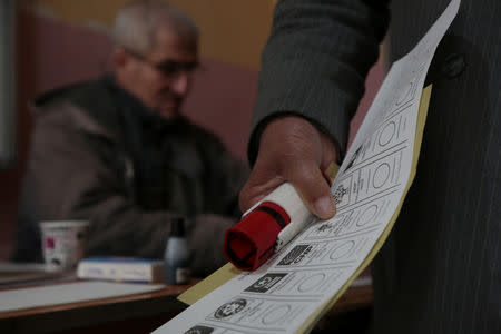 A voter waits to casts a ballot at a polling station during the municipal elections in Diyarbakir, Turkey, March 31, 2019. REUTERS/Sertac Kayar