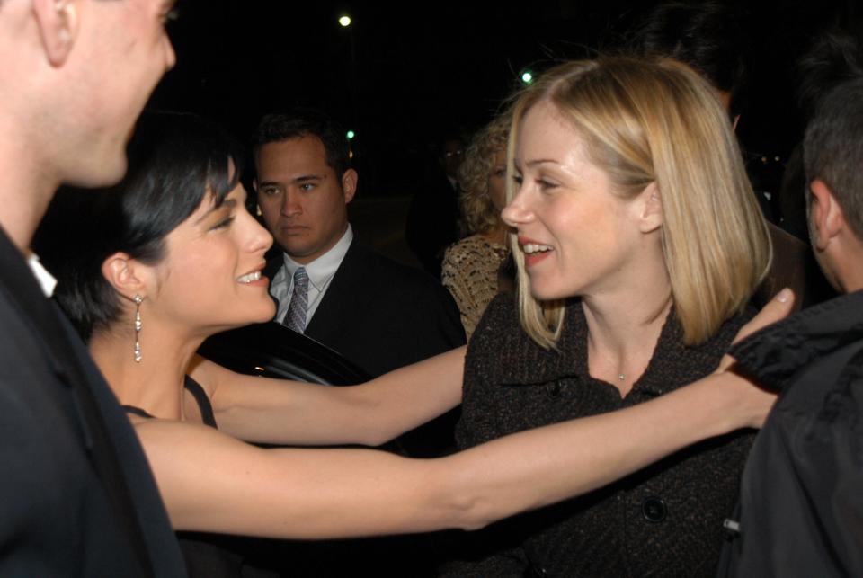 Selma Blair and Christina Applegate embrace at the premiere of 'A Guy Thing.' (Photo: Jeff Kravitz/FilmMagic, Inc)