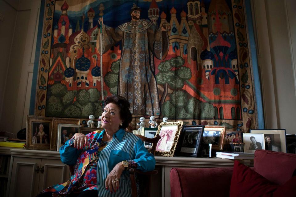 Virginia Zeani, aged 87, in front of a tapestry depicting her late husband Nicola Rossi-Lemeni, at her home in West Palm Beach, Florida, 2013 - Alamy