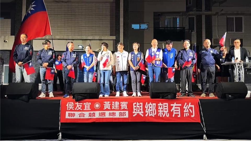 國民黨台東區域立委參選人黃建賓（左六）3日晚間於豐安宮廟口開講，前高雄市長韓國瑜（右五）、國民黨台東縣黨部主委吳秀華（左四）、台東縣長饒慶齡（左五）等人站台輔選。（蕭嘉蕙攝）