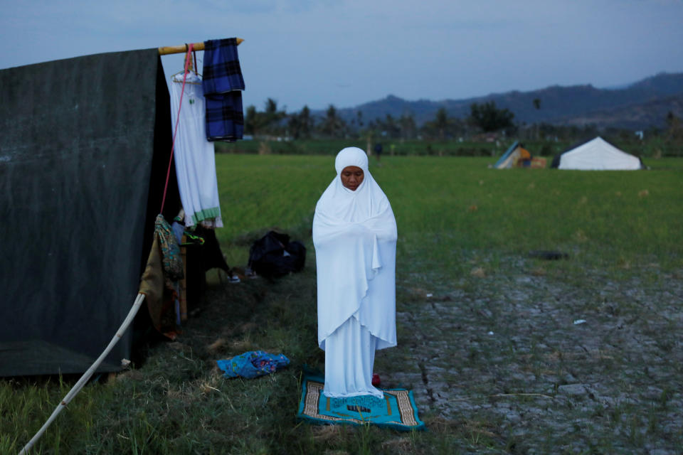 <p>A woman prays near her temporary tent near Tanjung hospital after earthquake hit on Sunday in North Lombok, Indonesia, Aug. 7, 2018. (Photo: Beawiharta/Reuters) </p>