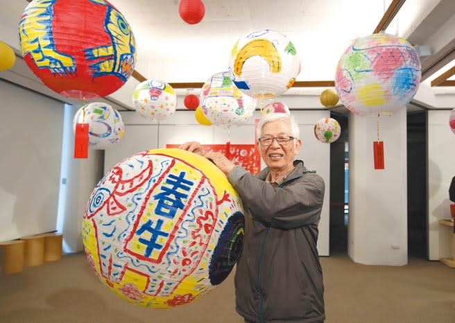 繪本作家、藝術家趙國宗每年元宵節前後，都會帶著孩子們一起動手畫燈籠，今年趙國宗不僅帶孩子製作牛年的燈籠，也為大小朋友們設計了十二生肖燈籠，將展出「辛丑牛年十二生肖燈籠展」。（鄭任南攝）